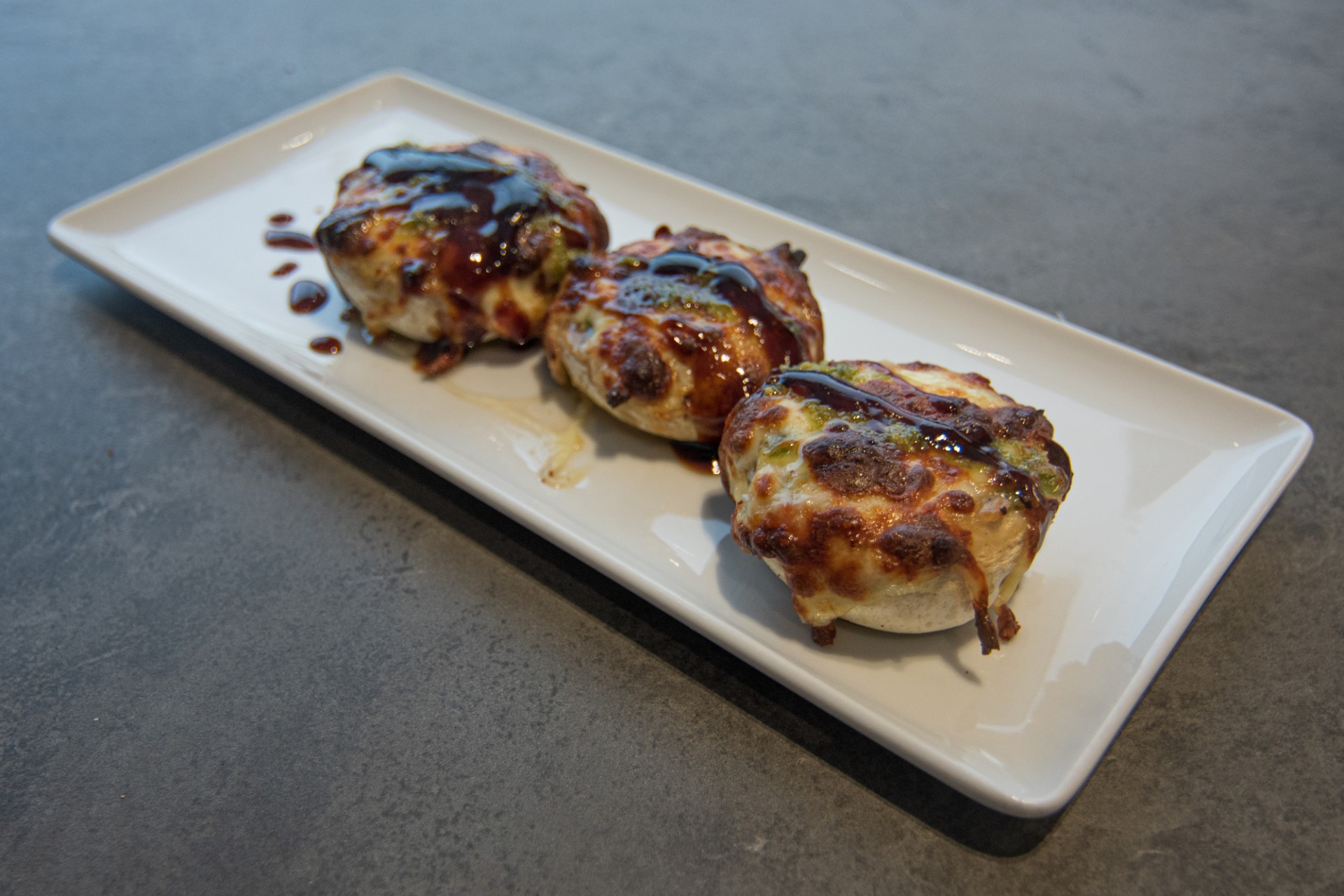 Μανιτάρια γεμιστά με πολύχρωμες πιπεριές, μπέϊκον και μοτσαρέλα